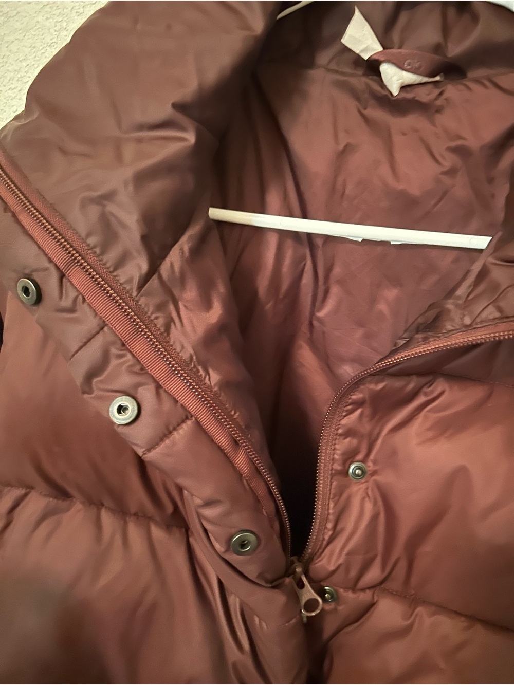 ALO Yoga Women's Maroon Cropped Puffer Jacket - Picture 4 of 7